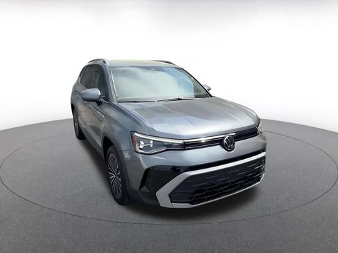 Used 2025 Volkswagen Taos SE FWD image 3