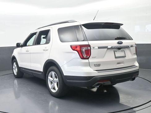 Used 2018 Ford Explorer XLT w/ Equipment Group 202A FWD image 4