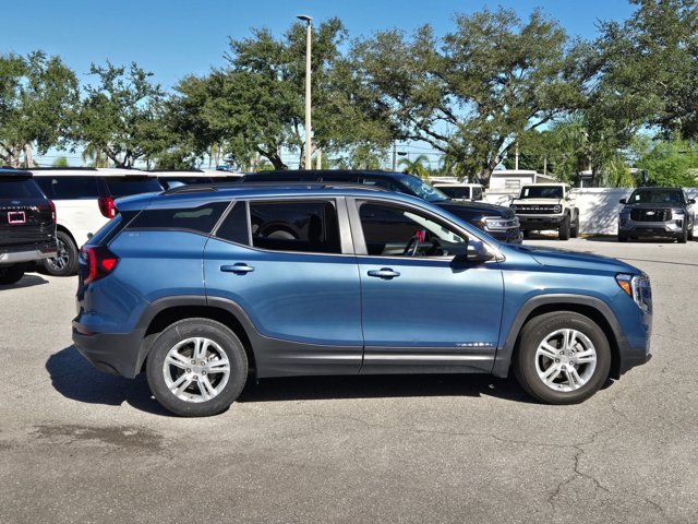 Used 2024 GMC Terrain SLE w/ Driver Convenience Package FWD image 4