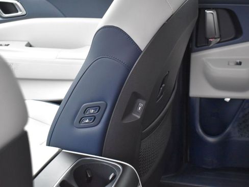 Used 2025 Kia Carnival EX image 24