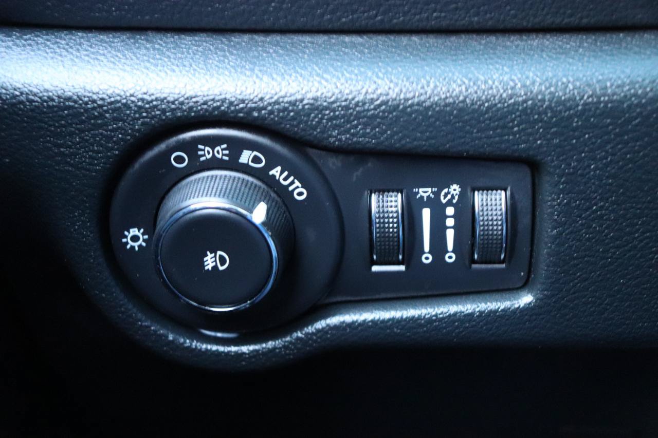 Used 2025 Chrysler Pacifica Limited FWD image 48