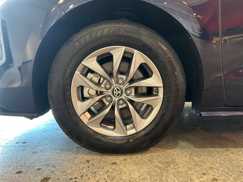 Used 2025 Toyota Sienna XLE FWD image 28