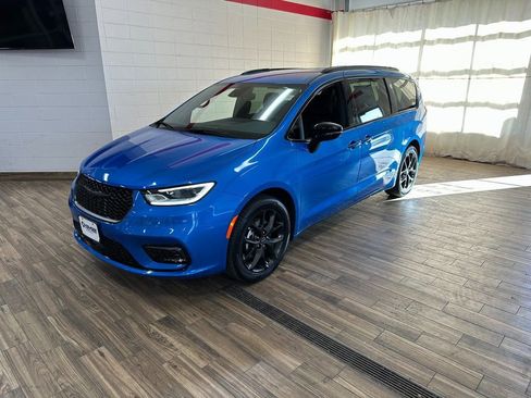 New 2026 Chrysler Pacifica Select w/ S Appearance Package FWD image 1