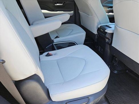 Used 2025 Toyota Grand Highlander FWD image 18