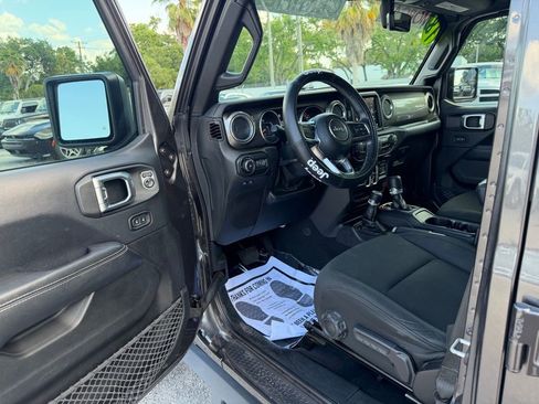 Used 2018 Jeep Wrangler Unlimited Sahara image 15