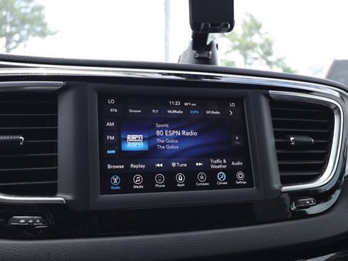 Used 2019 Chrysler Pacifica Touring Plus w/ S Appearance Package FWD image 8