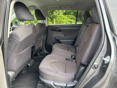 Used 2025 Toyota Highlander LE FWD image 25