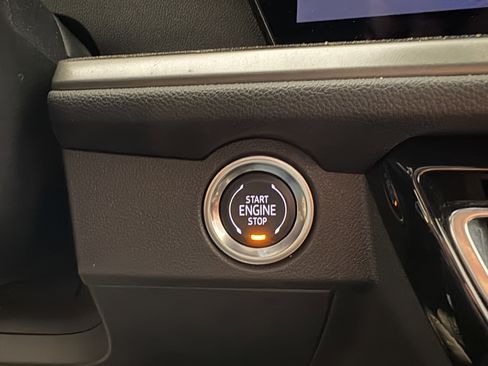 Used 2025 Chevrolet Traverse LT image 15