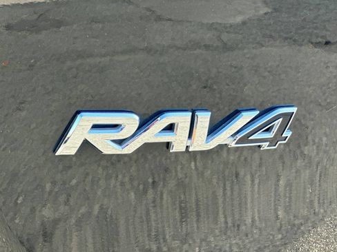 Used 2018 Toyota RAV4 XLE FWD image 25