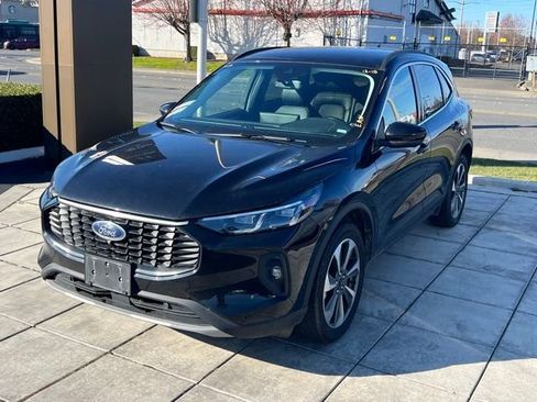 Used 2024 Ford Escape Platinum image 3