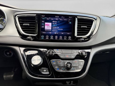 Used 2019 Chrysler Pacifica Touring-L w/ S Appearance Package FWD image 13
