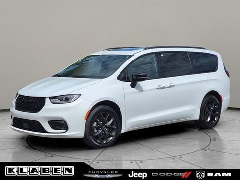 Certified 2023 Chrysler Pacifica Limited w/ S Appearance Package AWD/4WD image 1