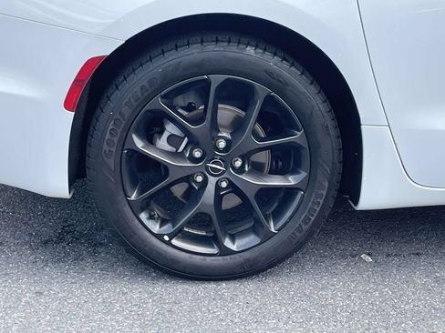 Certified 2025 Chrysler Pacifica Limited FWD image 14