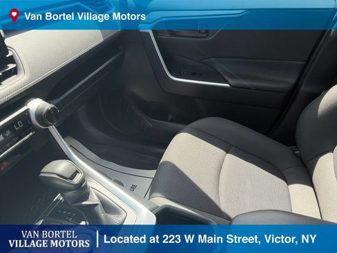Used 2022 Toyota RAV4 LE AWD/4WD image 27