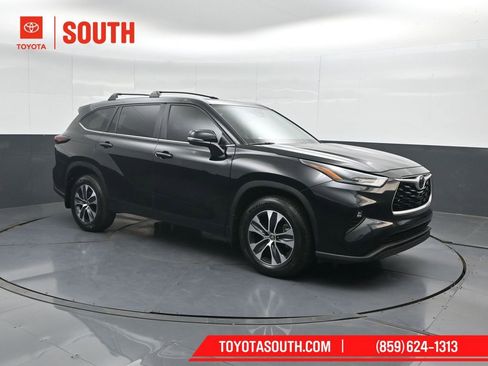Used 2024 Toyota Highlander XLE image 4