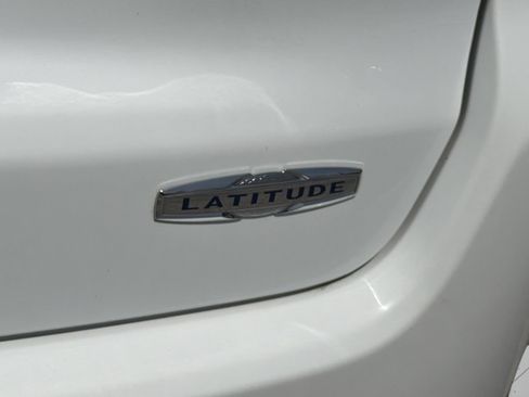 Used 2024 Jeep Compass Latitude AWD/4WD image 9