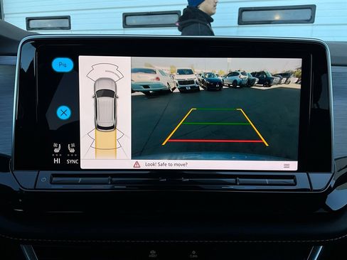 Used 2025 Volkswagen Atlas Cross Sport SE image 32