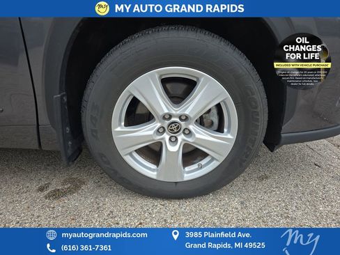 Used 2023 Toyota Highlander LE AWD/4WD image 32