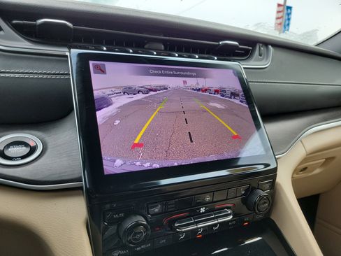 Used 2024 Jeep Grand Cherokee Limited image 19