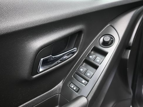 Used 2020 Chevrolet Trax LS FWD image 22