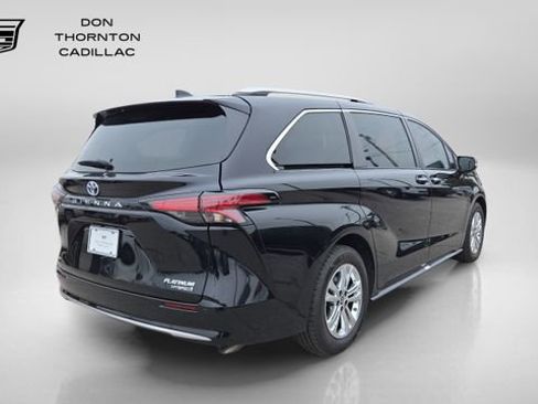 Used 2023 Toyota Sienna Platinum AWD/4WD image 5