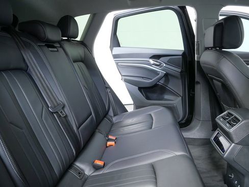 Used 2023 Audi e-tron Premium image 17
