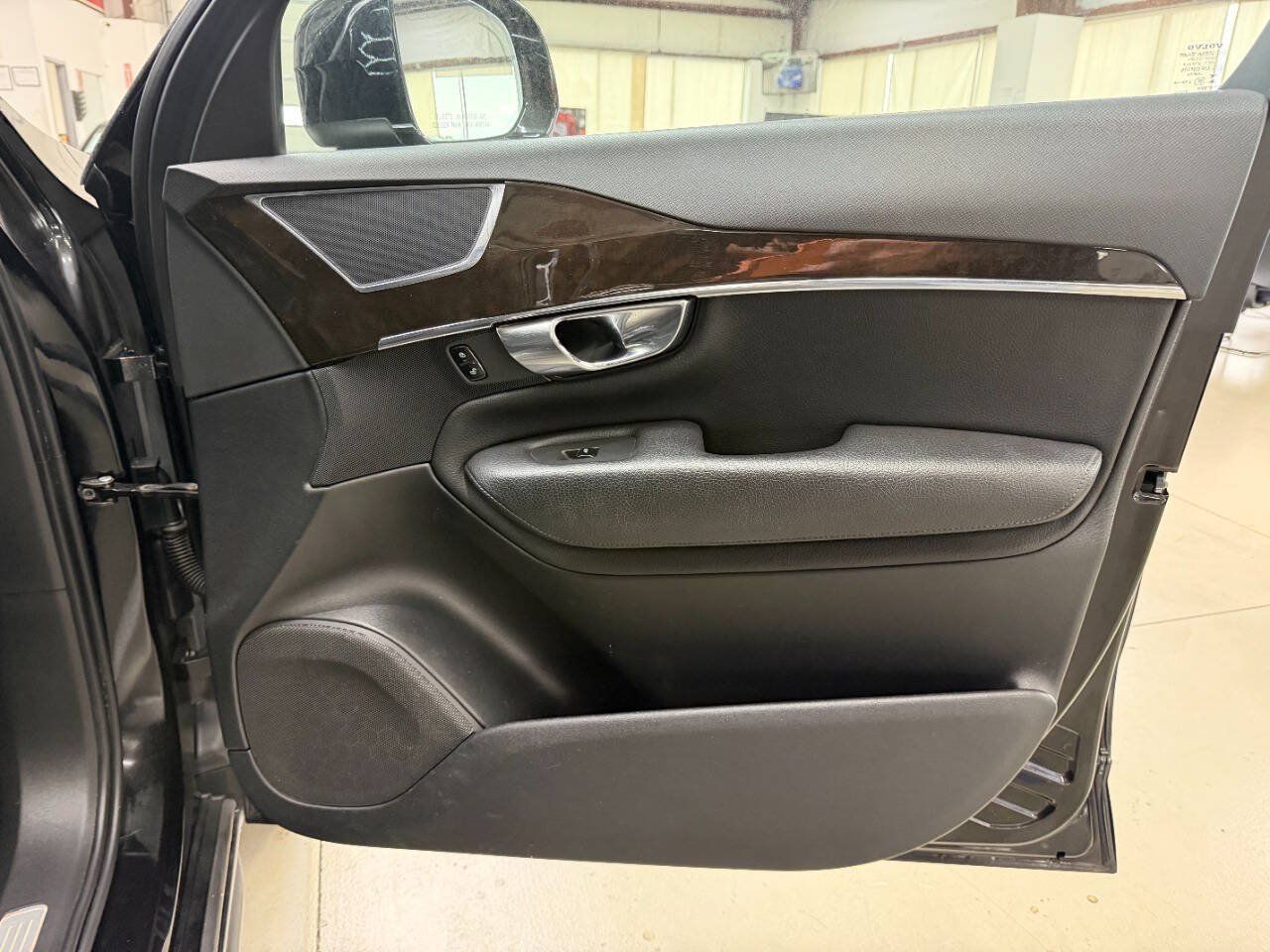 Used 2018 Volvo XC90 T6 Momentum w/ Convenience Package AWD/4WD image 17
