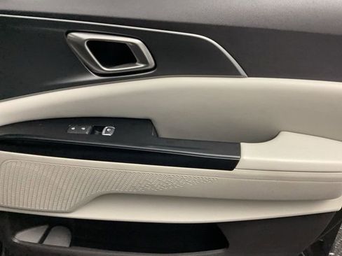 Used 2023 Kia Carnival LX image 24