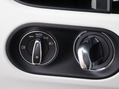 Used 2025 Porsche Macan image 32