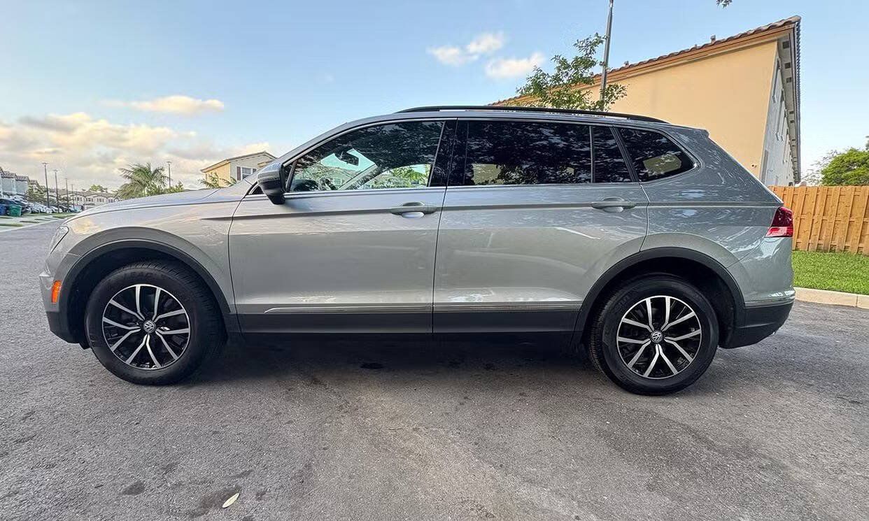 Used 2021 Volkswagen Tiguan SE w/ Panoramic Sunroof Package FWD image 7