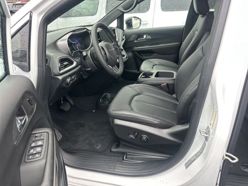 New 2026 Chrysler Pacifica Select AWD/4WD image 21