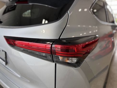 Used 2022 Toyota Highlander XLE AWD/4WD image 10