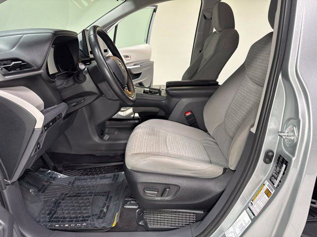 Used 2022 Toyota Sienna LE AWD/4WD image 15