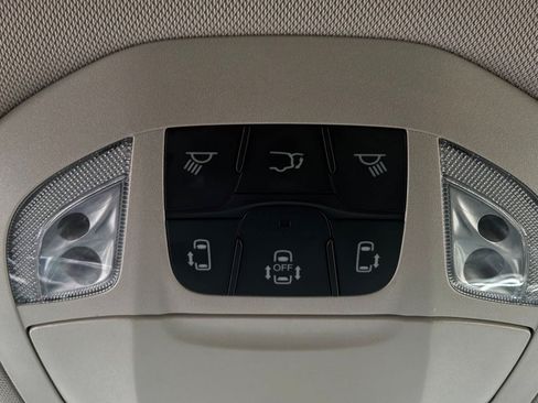 Used 2023 Chrysler Pacifica Touring-L FWD image 20