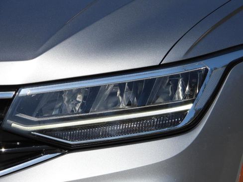 Used 2022 Volkswagen Tiguan SE R-Line image 6