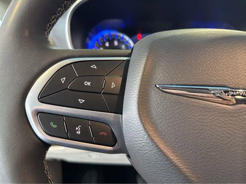 Used 2024 Chrysler Pacifica Touring-L image 19