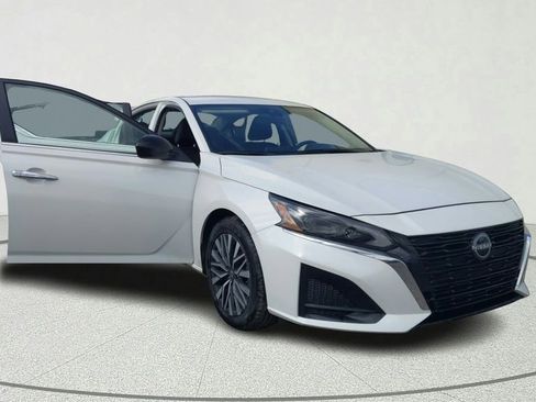 Used 2024 Nissan Altima 2.5 SV image 8