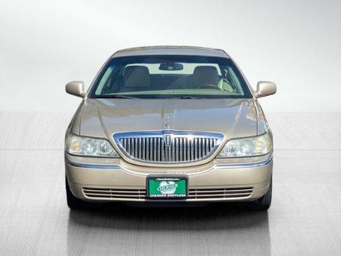 Used 2011 Lincoln Town Car Signature Limited image 2