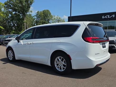 Used 2023 Chrysler Pacifica Touring-L FWD image 3