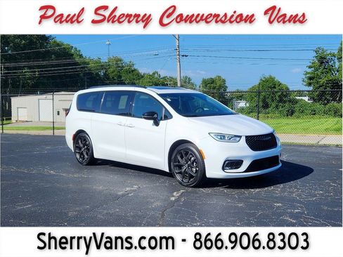 Used 2025 Chrysler Pacifica Limited FWD image 1