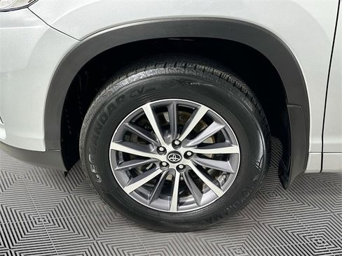 Used 2018 Toyota Highlander XLE image 30
