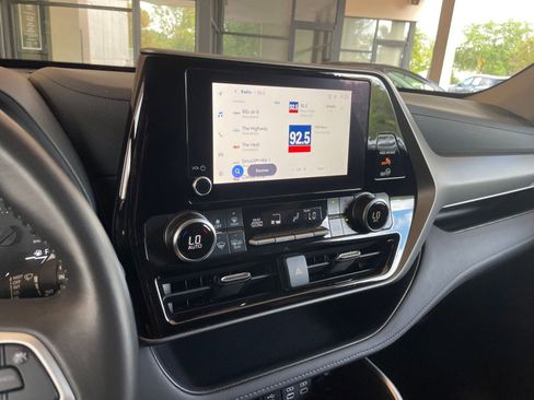 Used 2025 Toyota Highlander LE FWD image 17
