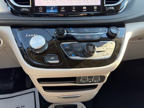 Used 2023 Chrysler Pacifica Touring-L image 26