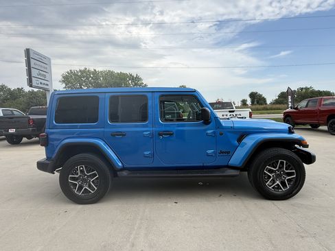 Used 2026 Jeep Wrangler Unlimited Sahara AWD/4WD image 35