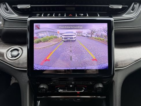 Used 2023 Jeep Grand Cherokee Limited image 23