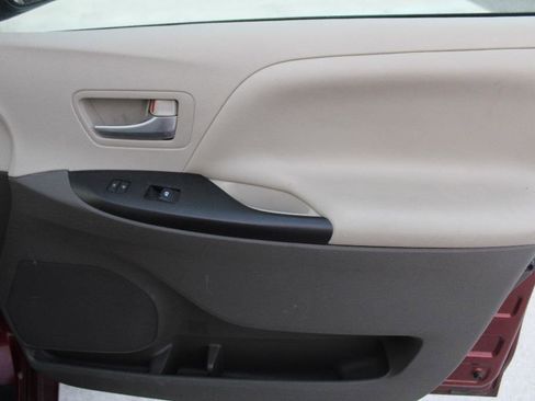Used 2016 Toyota Sienna LE image 12