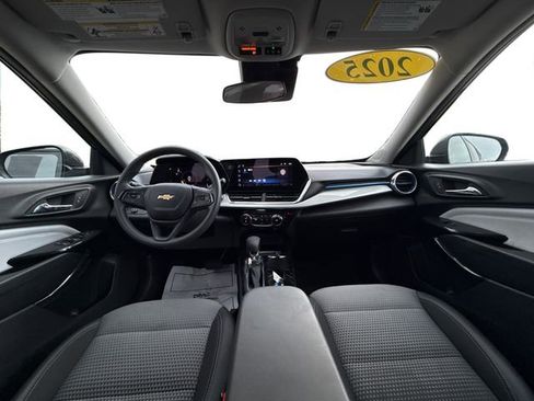 Used 2025 Chevrolet Trax LT FWD image 21