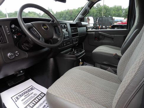 Used 2025 Chevrolet Express 3500 LS RWD image 16