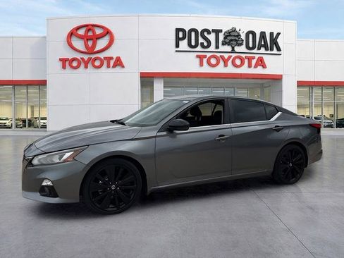 Used 2022 Nissan Altima 2.5 SR w/ Midnight Edition Package FWD image 3