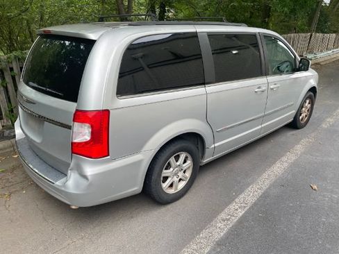Used 2011 Chrysler Town & Country Touring w/ Entertainment Group #1 FWD image 4